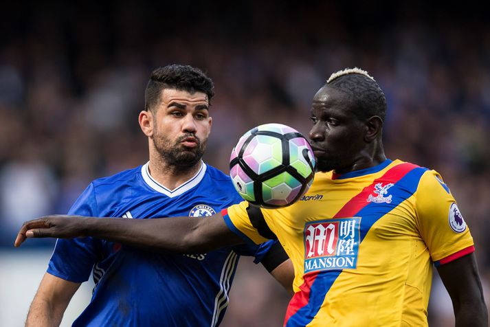 Sakho í baráttu við Diego Costa á síðustu leiktíð.