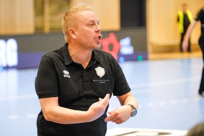 Einar Jónsson, þjálfari Fram, gefur sínum mönnum skipanir á hliðarlínunni í kvöld.