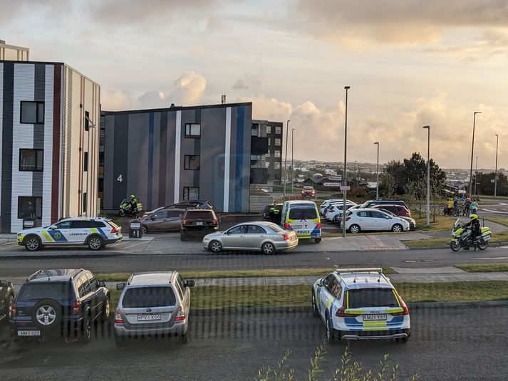 Handtökurnar tengjast aðgerðum lögreglu við Móaveg í Grafarvogi, en samkvæmt heimildum fréttastofu voru mennirnir þrír handteknir síðar um kvöldið í Garðabæ. 