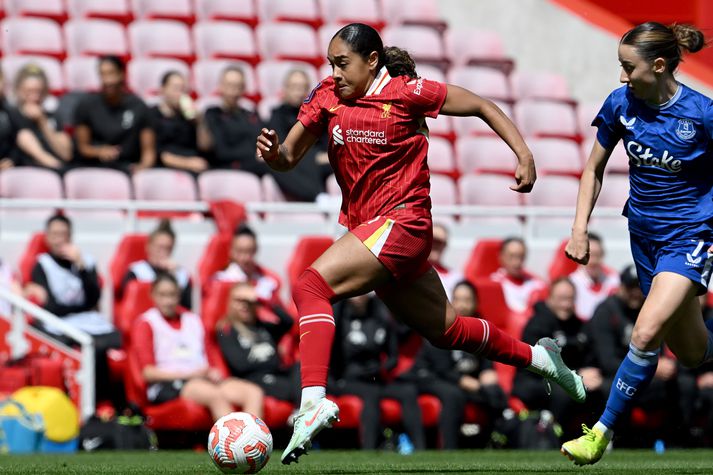 Olivia Smith á fleygiferð í leik með Liverpool á Anfield.