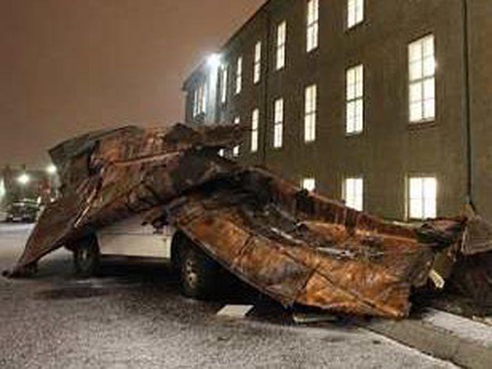 Hér sést bíllinn hulinn koparþaki úr Austurbæjarskóla.
