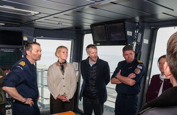 Þorgerður Katrín Gunnarsdóttir, utanríkisráðherra, með Dan Jarvis, varnarmálaráðherra Bretlands, (3.f.v.) um borð í flugmóðurskipinu HMS Prince of Wales í gær. 