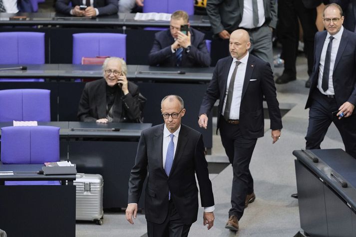 Friedrich Merz var þungur á brún þegar hann yfirgaf þingsalinn í morgun.