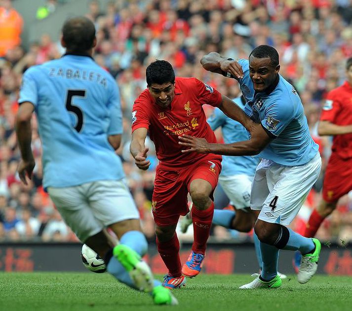 Luis Suarez þarf ekki að hafa áhyggjur af Vincent Kompany, fyrirliða City, sem er meiddur.