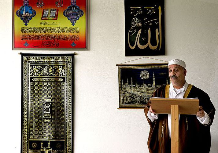 Salmann Tamimi formaður félagsins gaf fyrsta alíslenska parið saman í mosku félagsins í Ármúla þar sem þessi mynd var tekin. fréttablaðið/vilhelm