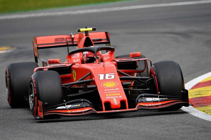 Charles Leclerc um borð í Ferrari Formúlu 1 bílnum.