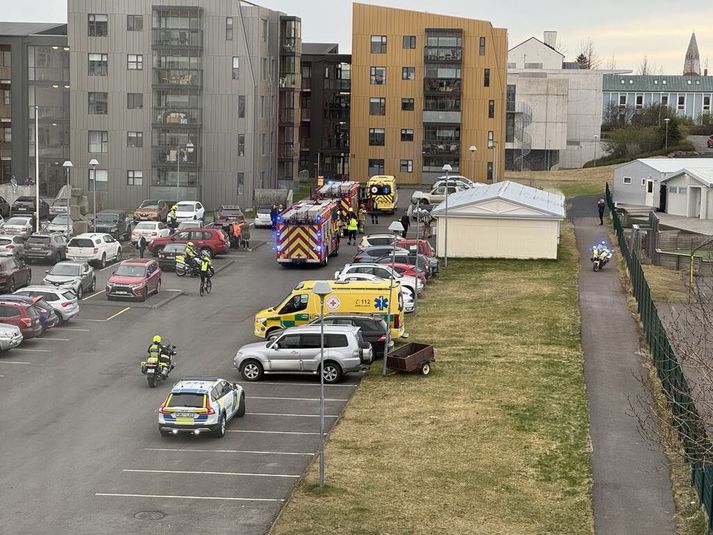 Mikill viðbúnaður viðbragðsaðila er á svæðinu.