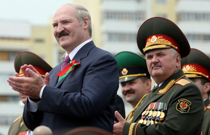 Alexander Lukashenko, forseti Hvíta-Rússlands, með hershöfðingjum.
