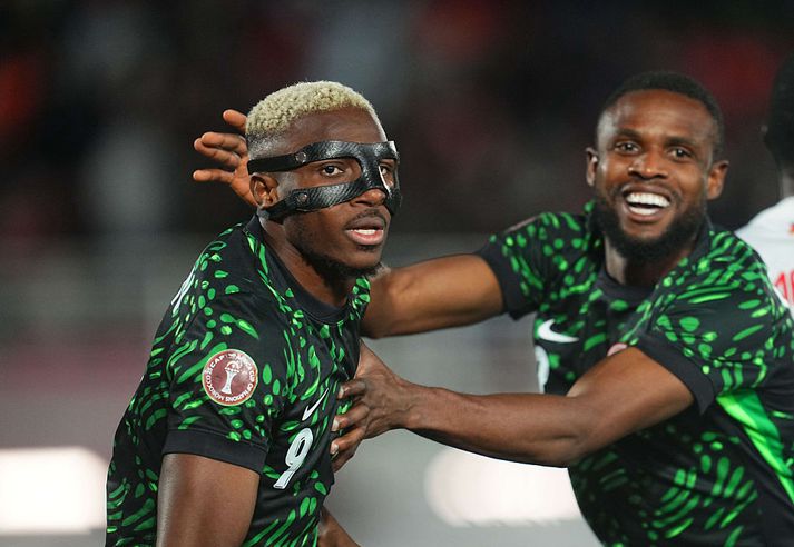 Hinn grímuklæddi Victor Osimhen kom Nígeríu yfir í kvöld.