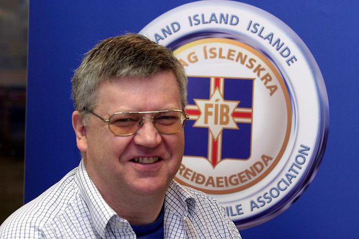 Stefán Ásgrímsson, ritstjóri FÍB blaðsins, segir skilgreiningu á umhverfisvænum bíl vera þá að þeir blási frá sér minna en 120 grömmum af koltvísýringi á hvern ekinn kílómetra.
