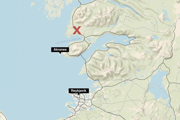 Hringvegurinn var lokaður norðan við afleggjarann inn í Hvalfjörð. Það hefur verið opnað fyrir umferð á nýjan leik.