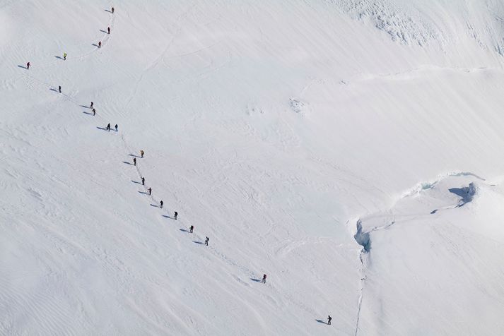 Hópurinn var kominn niður af fjallinu og í hlýja björgunarsveitarbíla klukkan sex í morgun. Myndin er af Hvannadalshnjúki en ótengd fréttinni. 