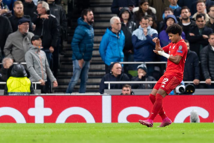 Serge Gnabry fagnar einu af mörkum sínum í gær.