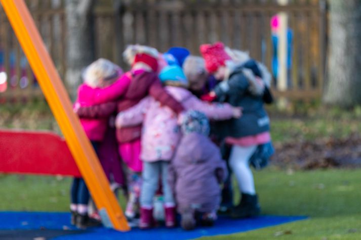 Formaður félags stjórnenda leikskóla er ekki sammála skóla og frístundasviði borgarinnar um að stytting vinnuvikunnar án viðbótarfjármagns muni ekki bitna á þjónustu. Fyrirséð sé að börnin verði oftar send fyrr heim.