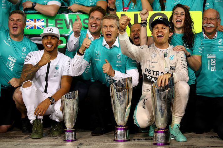 Hamilton og Rosberg ásamt liðsmönnu Mercedes liðsins.