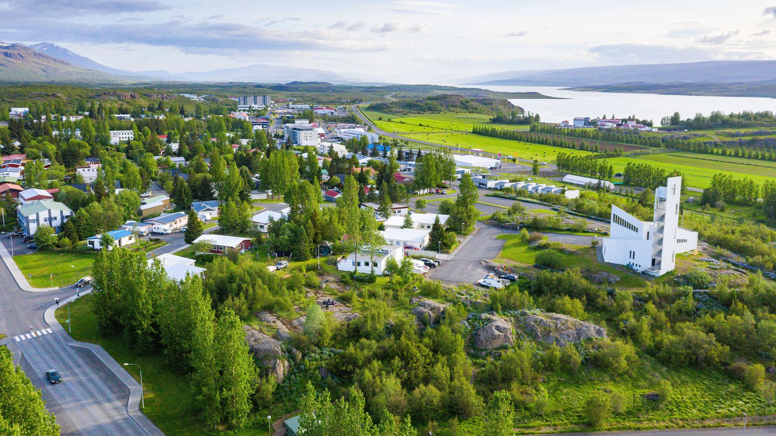 Bjart austan­til en skýjað og svalt við vestur­ströndina