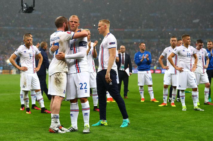 Aron Einar Gunnarsson faðmar Eið Smára Guðjohnsen eftir leikinn á móti Frökkum í átta liða úrslitum Evrópumótsins í Frakklandi 2016.