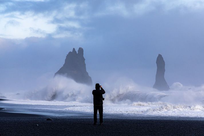 Reynisfjara er í Mýrdalshreppi og einn af mörgum vinsælum ferðamannastöðum í hreppnum. Erlendir ríkisborgarar halda samfélaginu að stóru leyti gangandi í sveitarfélaginu.