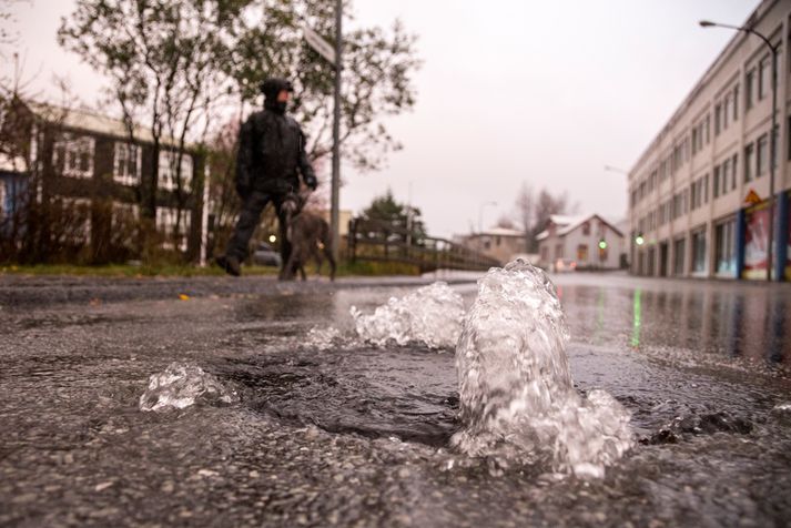 Það er vissara að hreinsa frá niðurföllum í dag áður en asahlákan skellur á á morgun.