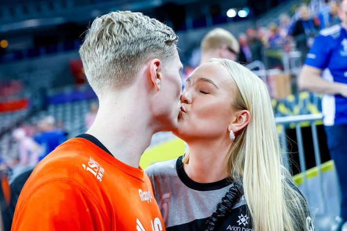 Viktor Gísli og frú eftir lokaleik Íslands á HM, við Argentínu.