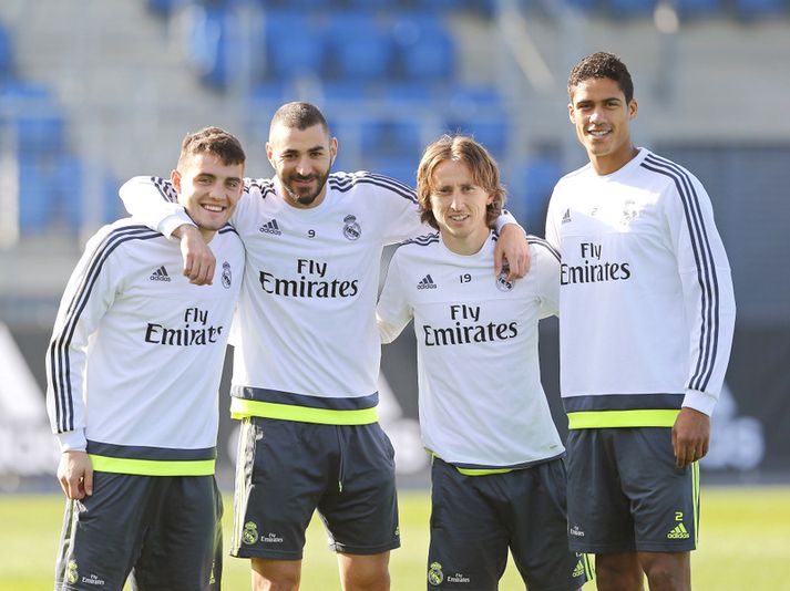 Benzema stillir sér upp fyrir ljósmyndar á æfingu með þeim Marco Kovacic, Luka Modric og Raphael Varane.