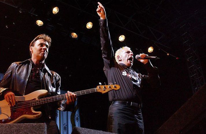 Glen Matlock á tónleikum Sex Pistols ásamt söngvaranum Johnny Rotten.nordicphotos/getty