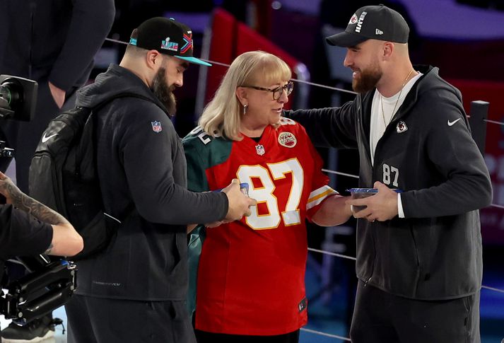 Donna Kelce með sonum sínum Jason Kelce hjá Philadelphia Eagles og Travis Kelce hjá Kansas City Chiefs.