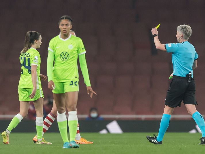 Sveindís Jane Jónsdóttir með Maria-Joelle Wedemeyer, eina af markaskorurum leiksins, í bakgrunni.