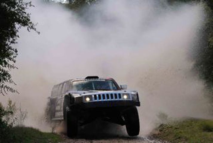 Robby Gordon reyndi að sækja af kappi á lið Volkswagen, sem varði fyrsta og annað sætið með öruggum akstril.