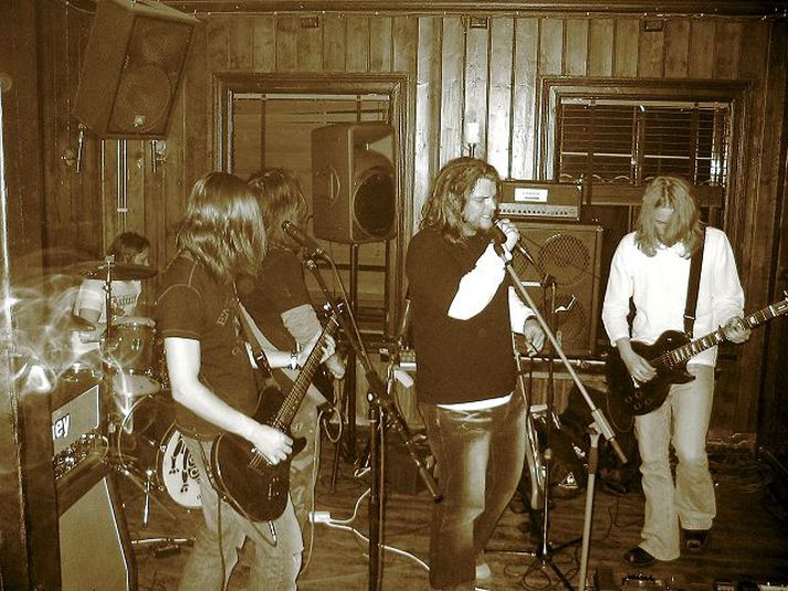 Hljómsveitin Shima komst áfram eftir fyrsta undanúrslitakvöldið sem var háð á miðvikudag.