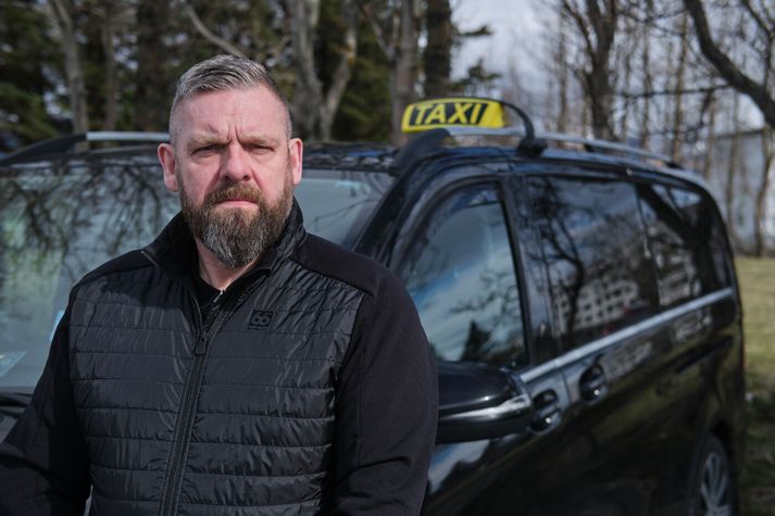 Ingvi Eðvarðsson leigubílstjóri og framkvæmdarstjóri hjá Aðalstöðinni er ekki sáttur við breytingarnar. Hærra gjald leggist beint á neytendur. 