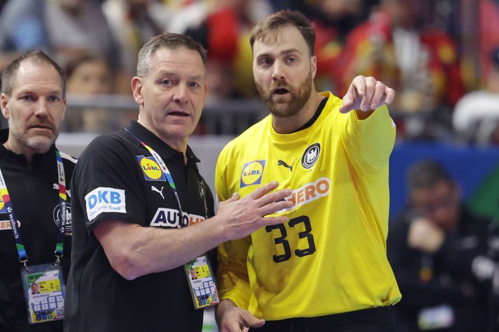 Alfreð Gíslason, þjálfari þýska handboltalandsliðsins, sést hér með Andreas Wolff sem lét þessi hörðu orð falla og kveikti heldur betur í mótherjum kvöldsin