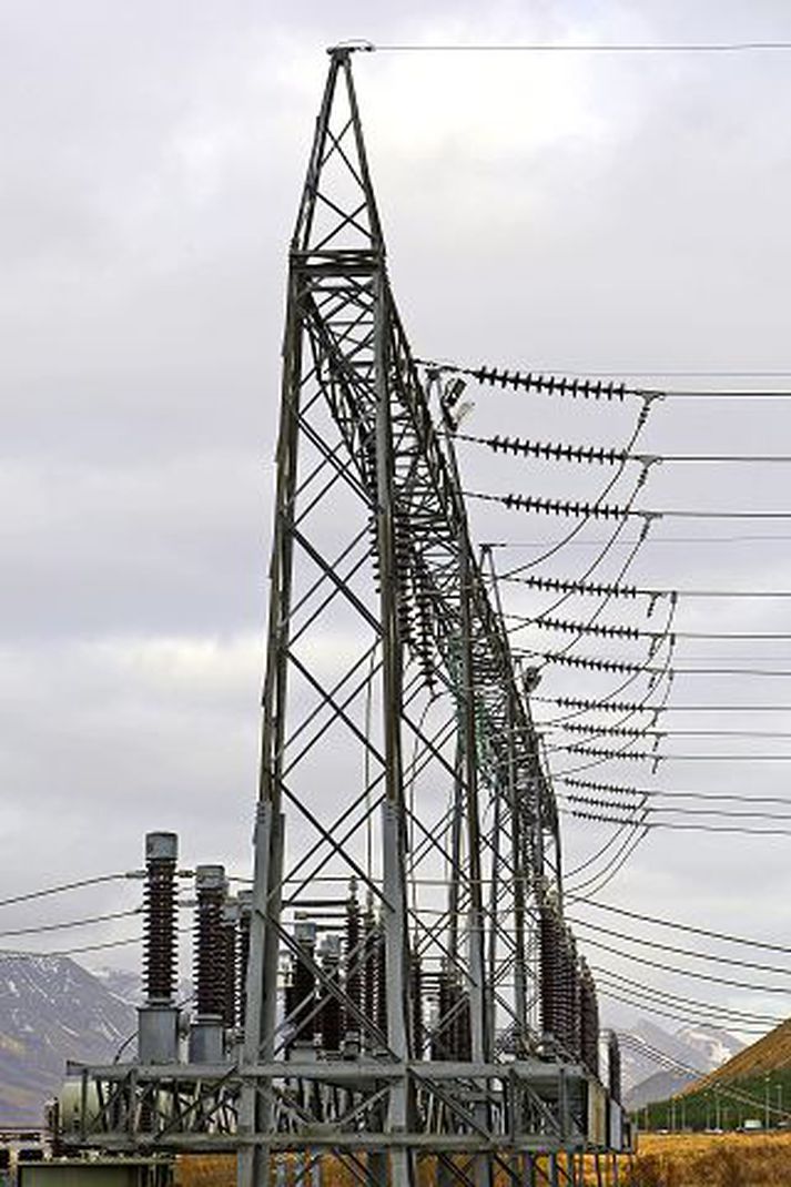 Landsvirkjun á 40 MW til ráðstöfunar án þess að ráðast í nýjar virkjanir. Iðnaðarráðherra hefur nefnt þann möguleika að álver í Helguvík fái þá orku til bráðabirgða. Gagnaver á Norðurlandi og kísilmálmverksmiðja í Helguvík sækjast eftir þessum sömu megavöttum.Fréttablaðið/Vilhelm