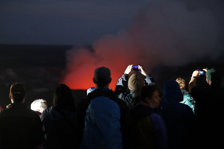 Ferðamenn og aðrir forvitnir hafa hópast að eldgosinu.