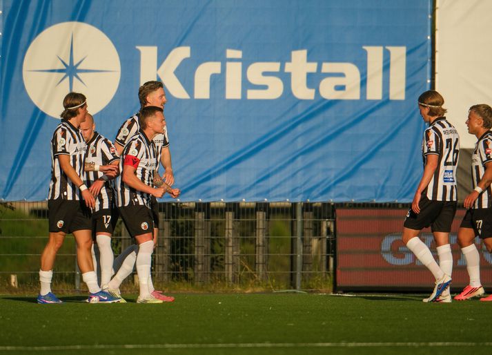 KR skoraði fimm mörk gegn Fram í Úlfarsárdalnum í gær og lyfti sér upp í 2. sæti Bestu deildar karla með sigrinum.