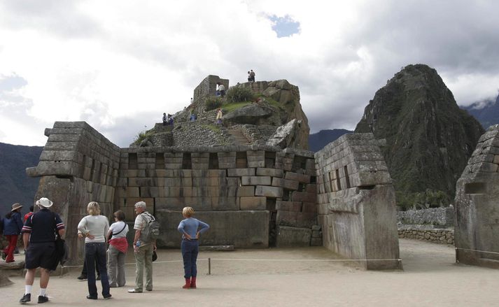 Machu Picchu í Perú. Vinsæll ferðamannastaður nú en ferðamenn voru stranglega varaðir við heimsóknum árið 1992 vegna aðgerða Skínandi stígs.