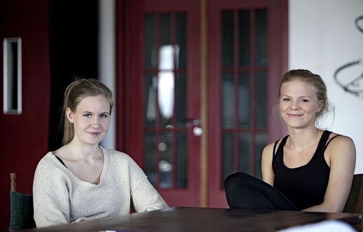 Þær Snæfríður Ingvarsdóttir og Hildur Margrét Jóhannesdóttir mynda dansdúettinn Brak og reyna að gleðja miðbæjargesti með dansi í sumar. 
Fréttablaðið/valli