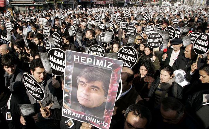 Fólk gekk með skilti og hrópaði slagorð á borð við: „Við erum öll Hrant Dink“ og „Við erum öll Armenar“ á tyrknesku og armensku.