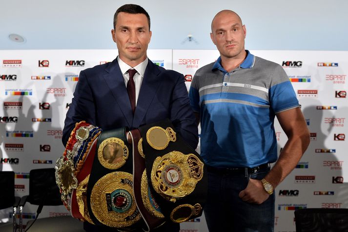 Klitschko með öll beltin sín sem Fury ætlar að hirða af honum í næsta mánuði.