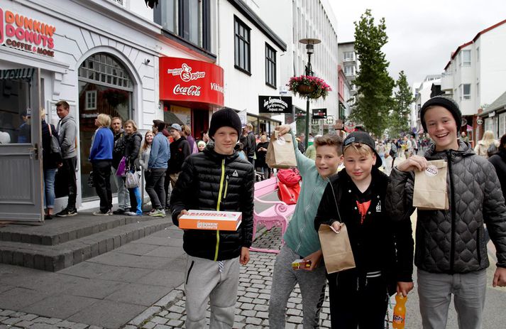 Þessir ungu drengir voru ánægðir eftir dvölina í röðinni.