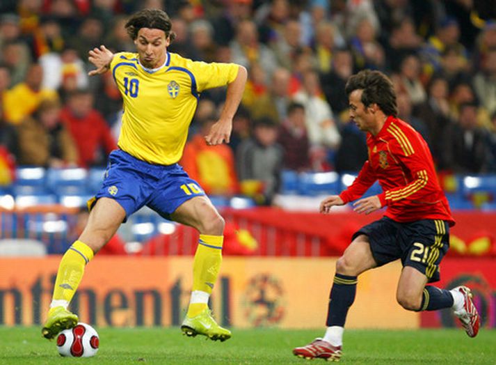 Zlatan Ibrahimovic kom knettinum í netið í kvöld en markið var dæmt af vegna rangstöðu.