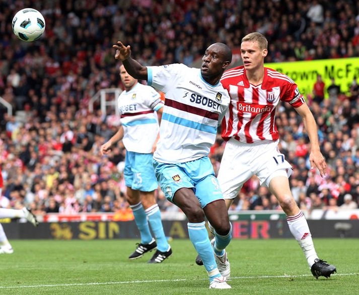 Shawcross í baráttu við Carlton Cole.