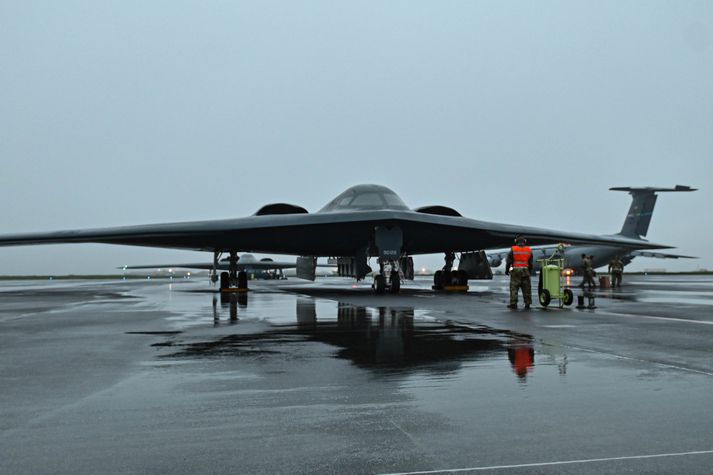 Torséðu B-2 Spirit-sprengjuþoturnar lentu í Keflavík í gærkvöldi.