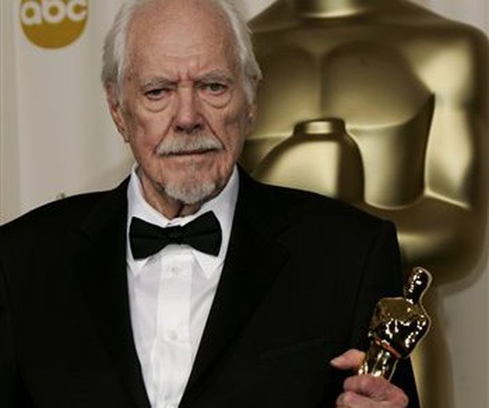 Robert Altman, þá loksins að hann fékk Óskarsstyttu. Eftir að hafa verið tilnefndur 5 sinnum sem besti leikstjórinn fékk hann heiðursverðlaun á hátíðinni í ár.