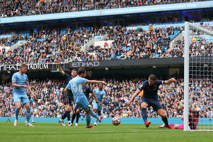 Bernardo Silva skorai fyrra mark City í dag.