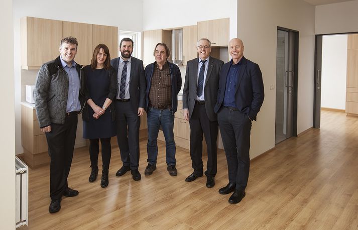 Frá vinstri: Sverrir Óskarsson, formaður skipulagsnefndar, Guðlaug Ósk Gísladóttir, yfirmaður þjónustudeildar fatlaðra, Ármann Kr. Ólafsson, bæjarstjóri, Jón Ingi Guðmundsson, deildarstjóri á umhverfissviði, Gunnsteinn Sigurðsson, formaður félagsmálaráðs og Aðalsteinn Sigfússon sviðsstjóri velferðarsviðs.