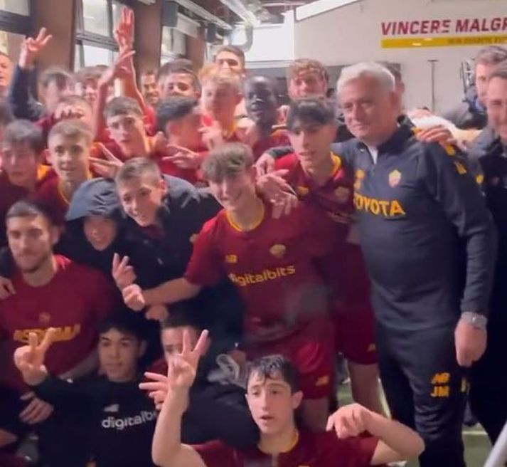José Mourinho fagnaði með ungu Rómverjunum eftir sigurinn á Lazio.