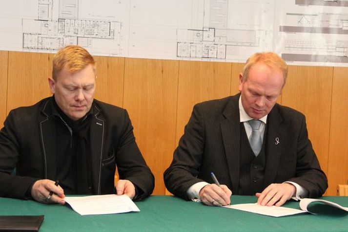 Illugi Gunnarsson mennta- og menningarmálaráðherra og Jón Gnarr borgarstjóri undirrituðu í gær samning ráðuneytisins og borgarinnar um viðbyggingu við Menntaskólann við Sund.