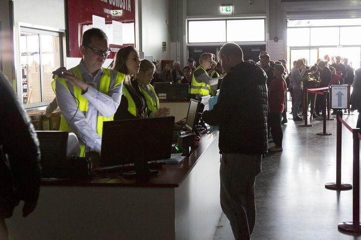 Fólk streymdi í Costco í gær til að ganga frá aðild að versluninni áður en hún opnar í dag.