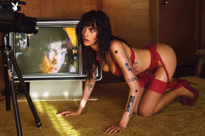 Cara Delevingne prýðir forsíðu sumarblaðs Playboy.